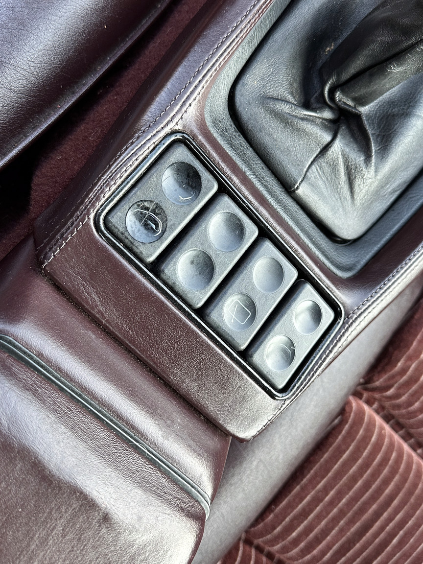 Interior image of 1985 Porsche 928 (22)