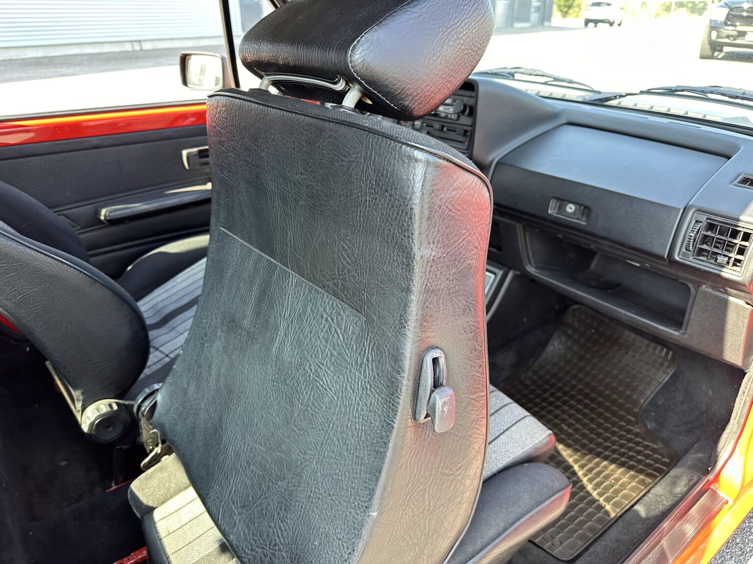 Innenraumfoto von 1984 Volkswagen Golf GTI