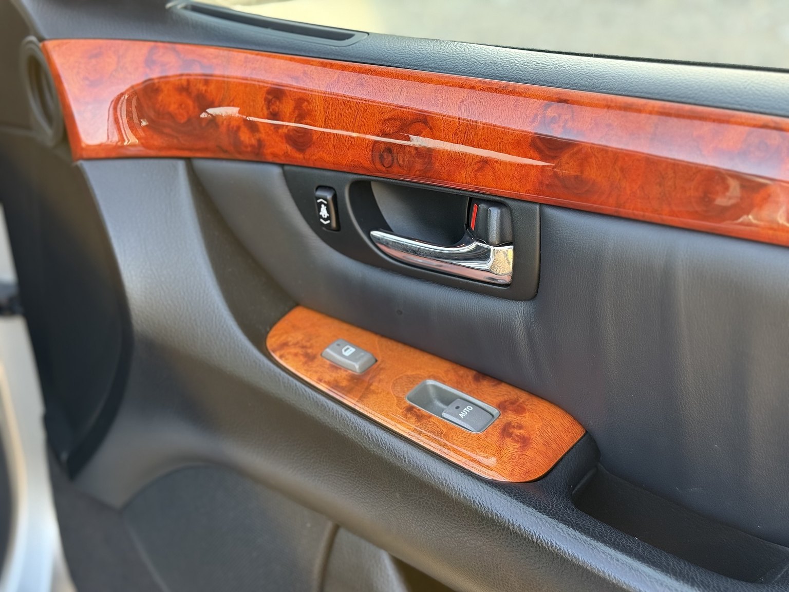 Interior image of 2005 Lexus LS 430 4.3 V8