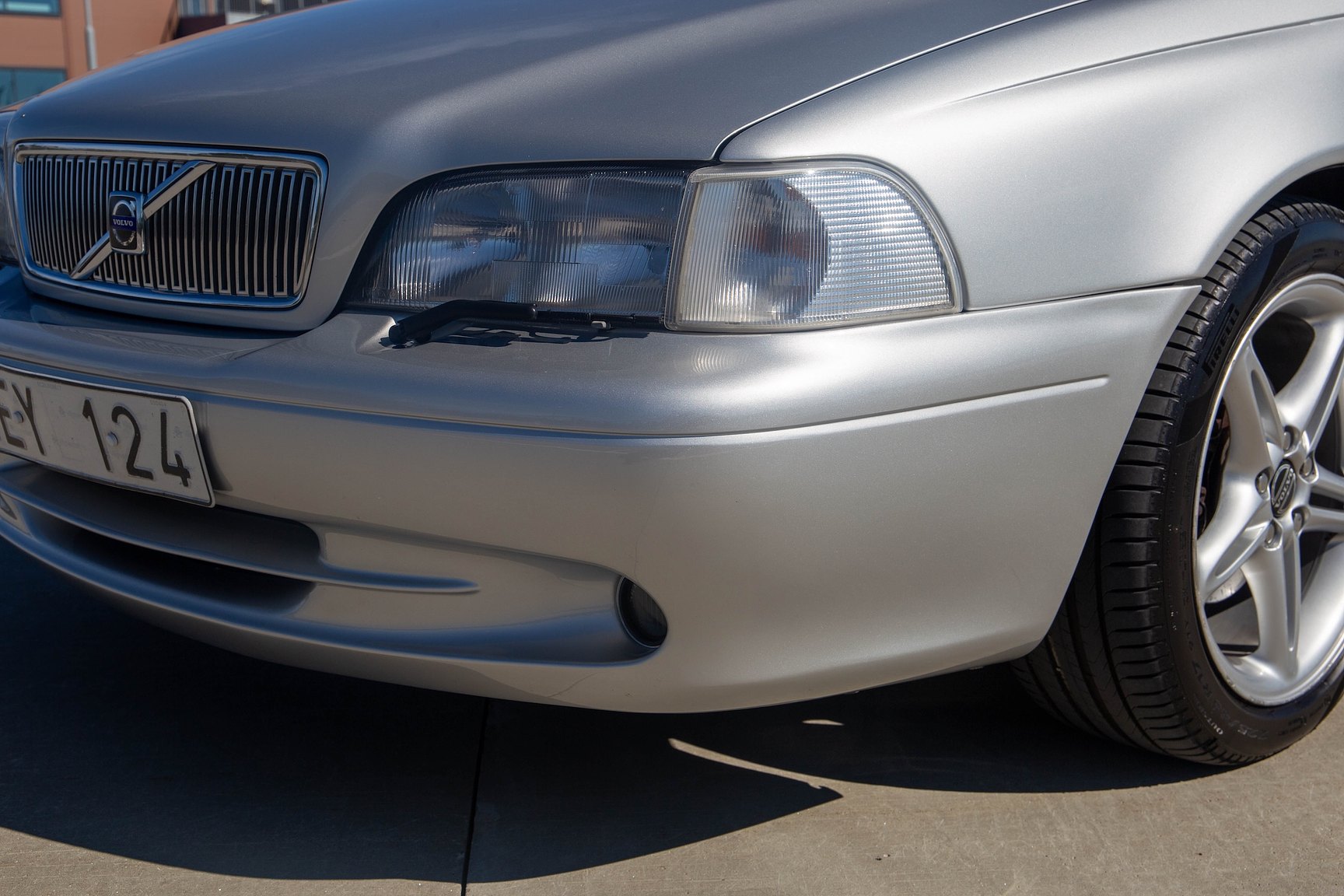 Exterior image of 1999 Volvo C70 2.5 T Manuell