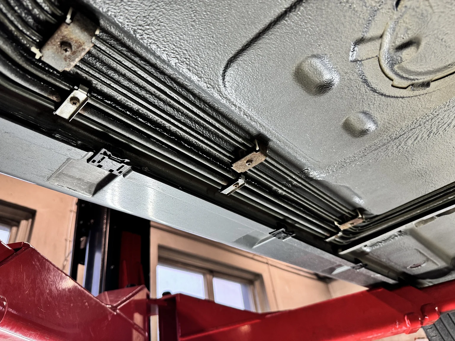 Image of 1993 BMW E34 M5 Touring  (49) mechanics