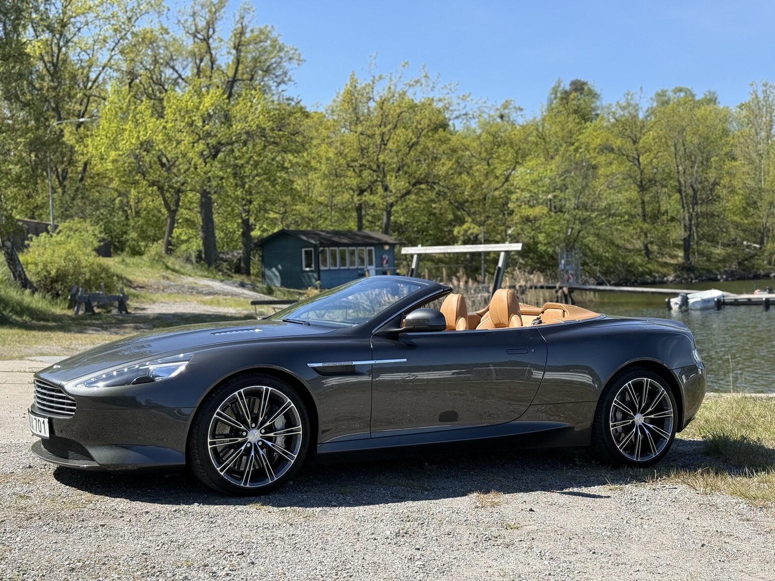 Exteriörbild på 2015 Aston Martin DB9 Volante