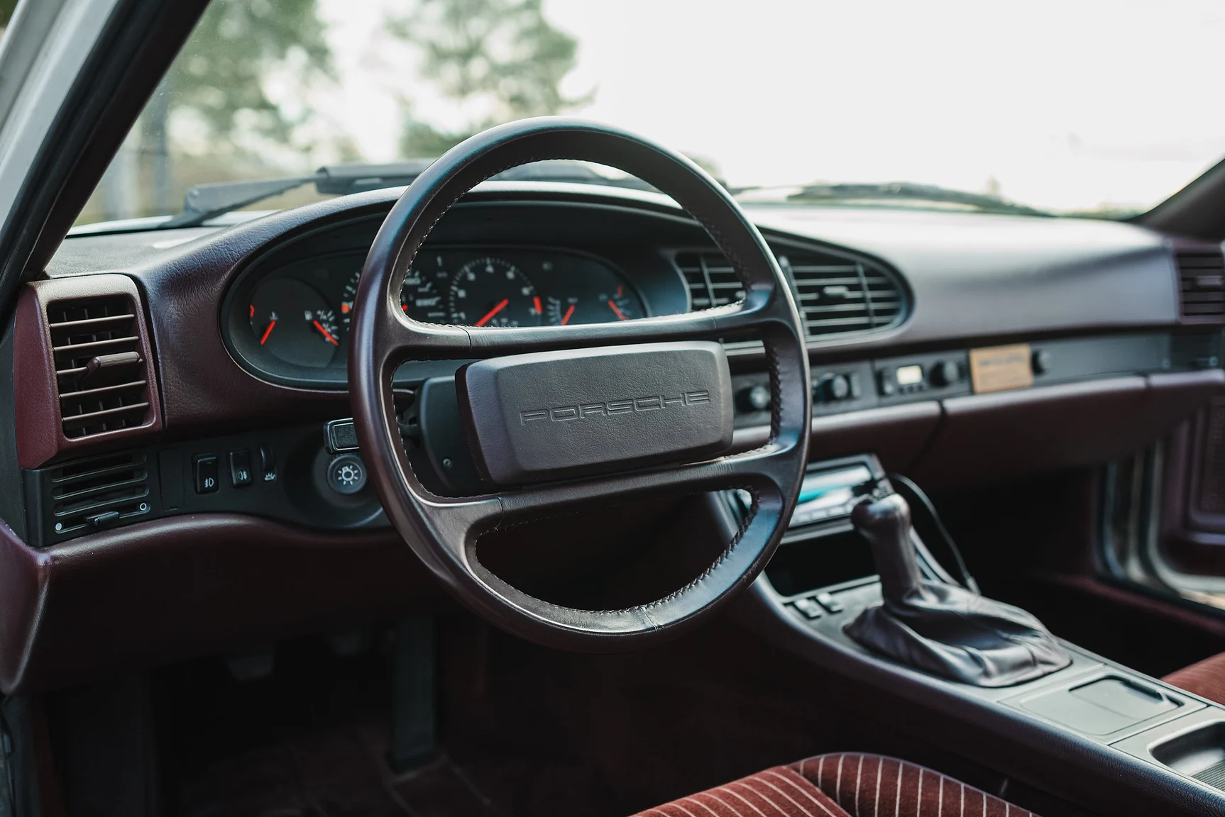 Interior image of 1986 Porsche 944R (13)