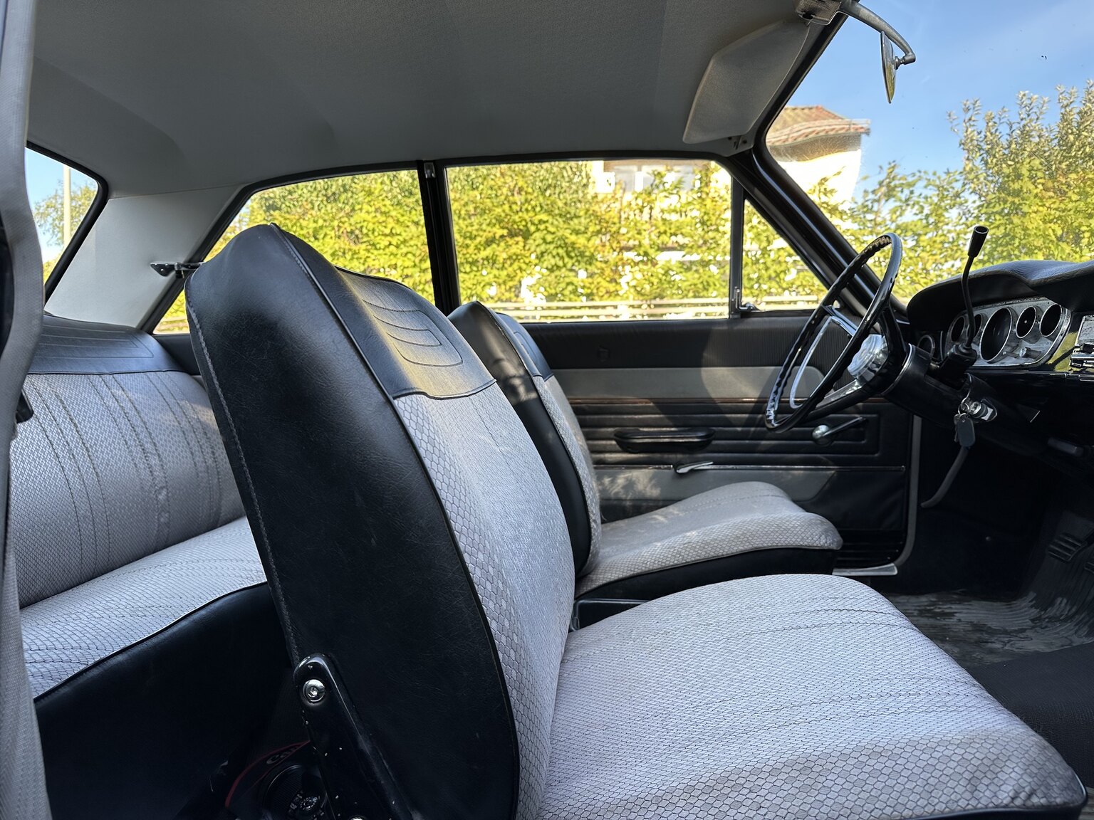 Interior image of 1965 Ford Taunus 17M (30)