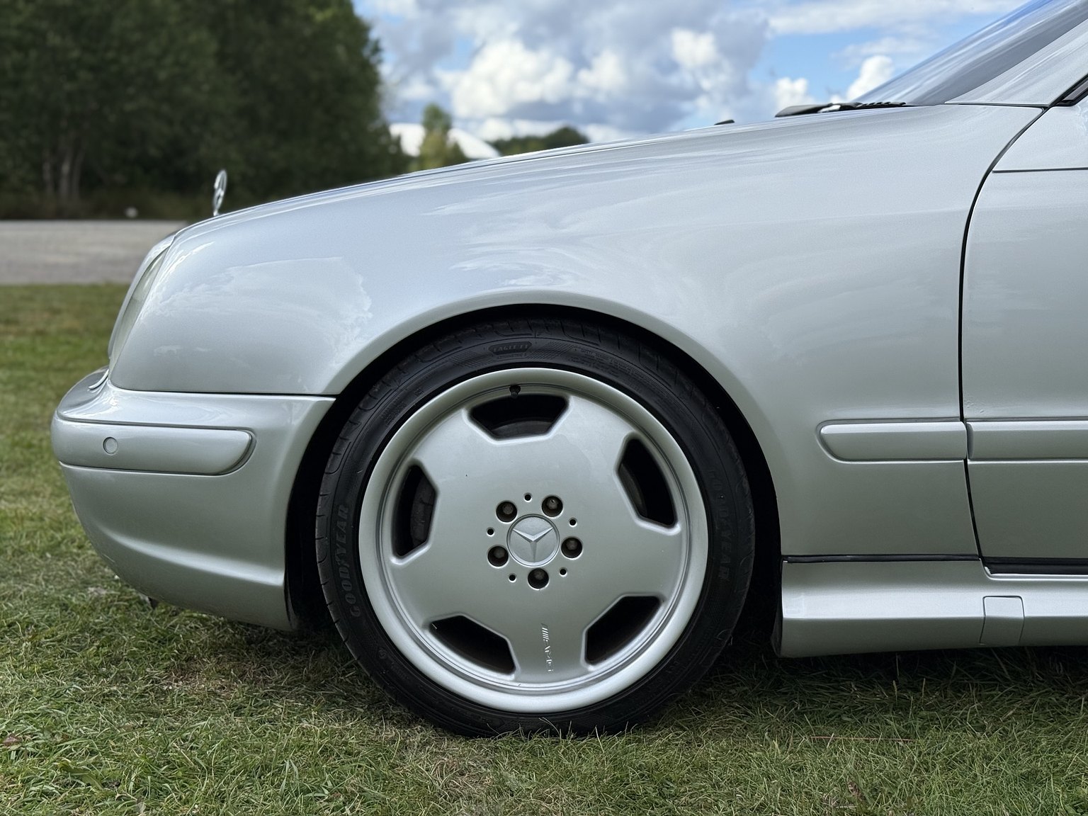 Exterior image of 2000 Mercedes-Benz CLK 55 AMG Coupé