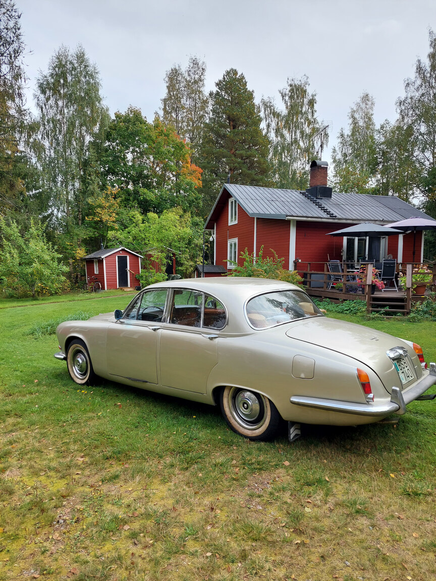 Exterior image of 1968 Jaguar 420 4.2 XK Manuell 