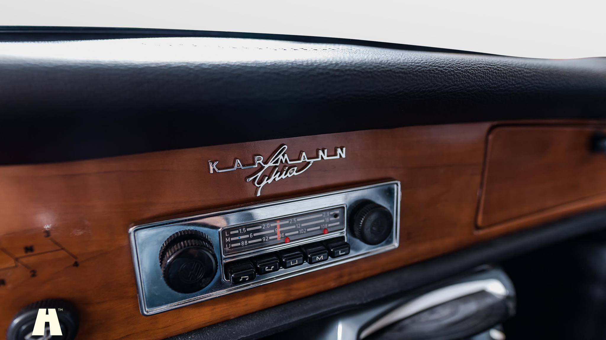 Interior image of 1969 Volkswagen Karmann Ghia (5)