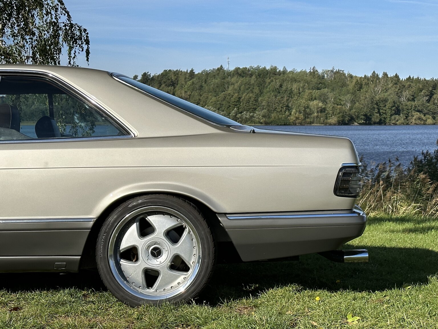 Exteriörbild på 1986 Mercedes-Benz 500 SEC (18)