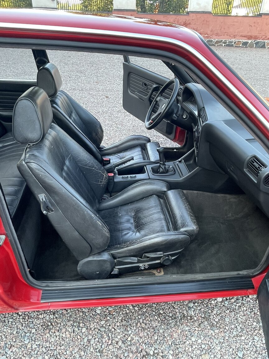 Interior image of 1987 BMW 320i