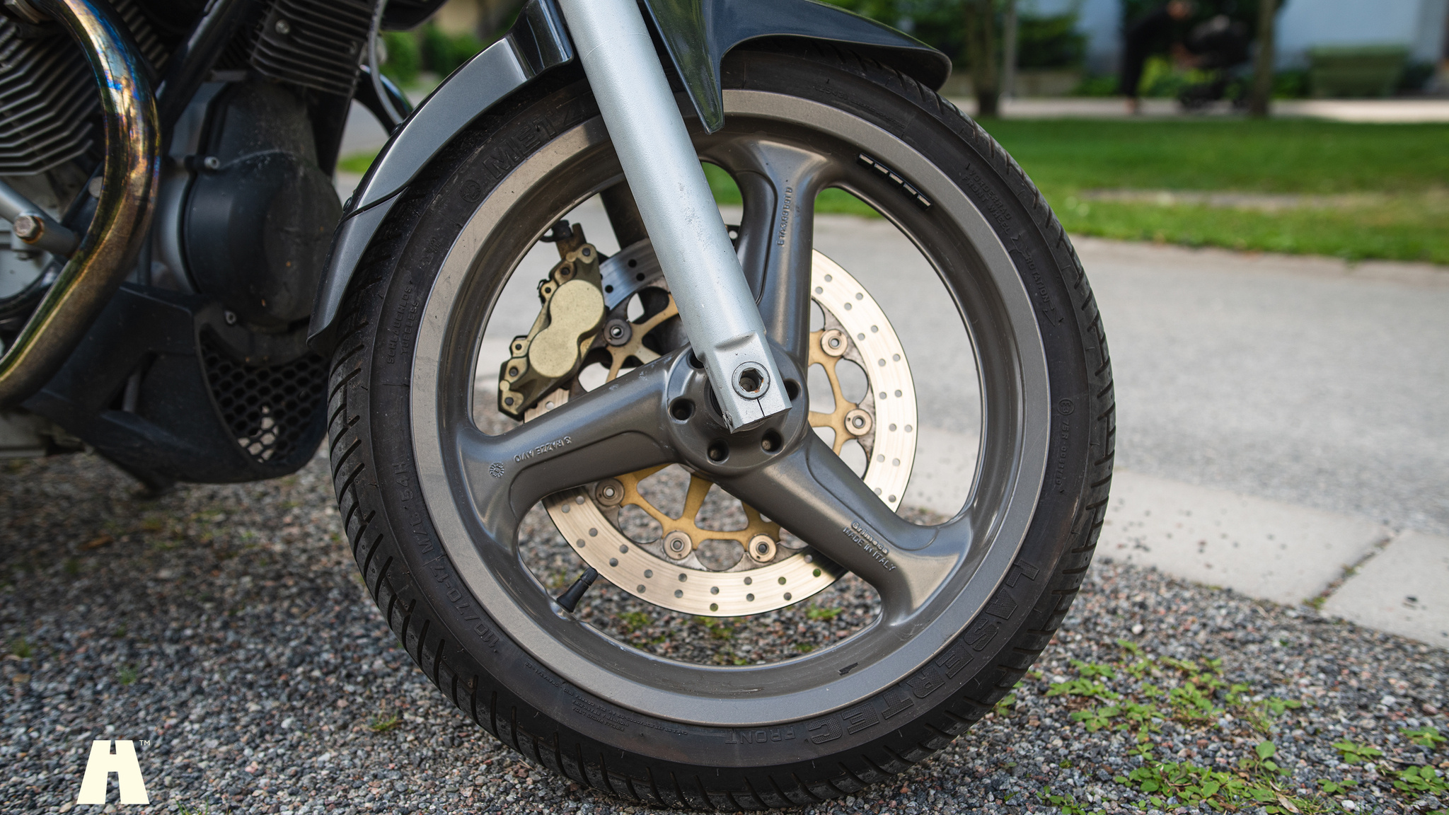 Exteriörbild på 2005 Moto Guzzi Breva 750i