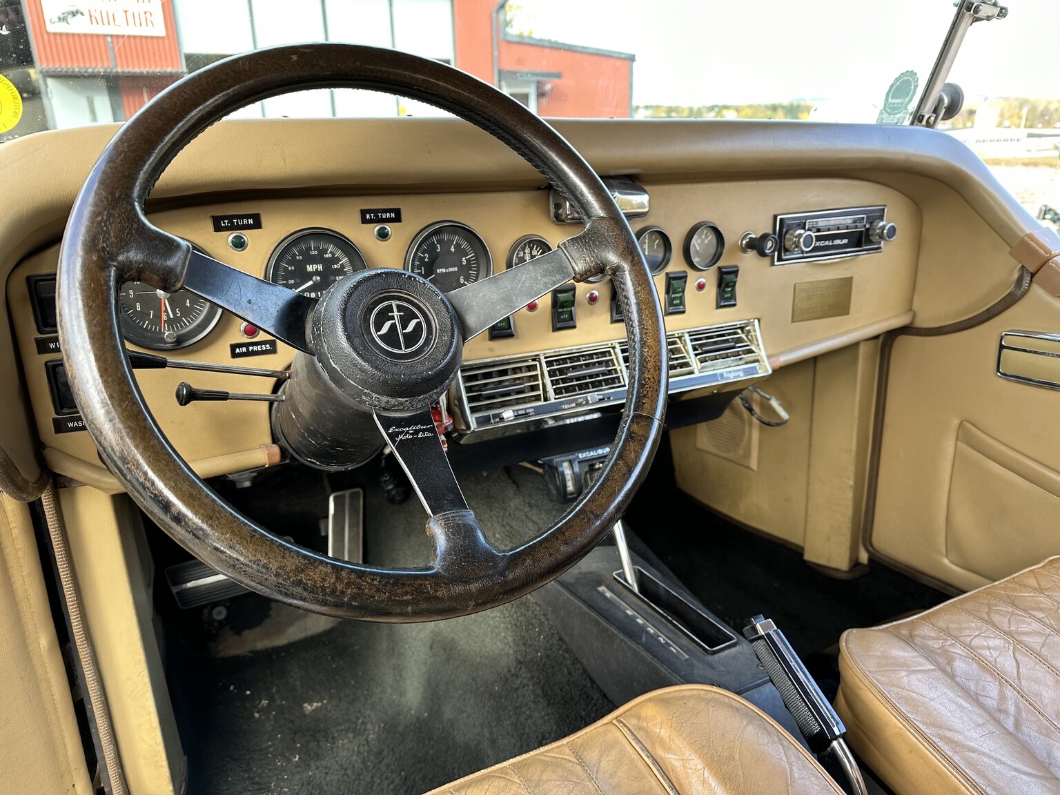 Innenraumfoto von 1975 Excalibur Phaeton series III  (25)