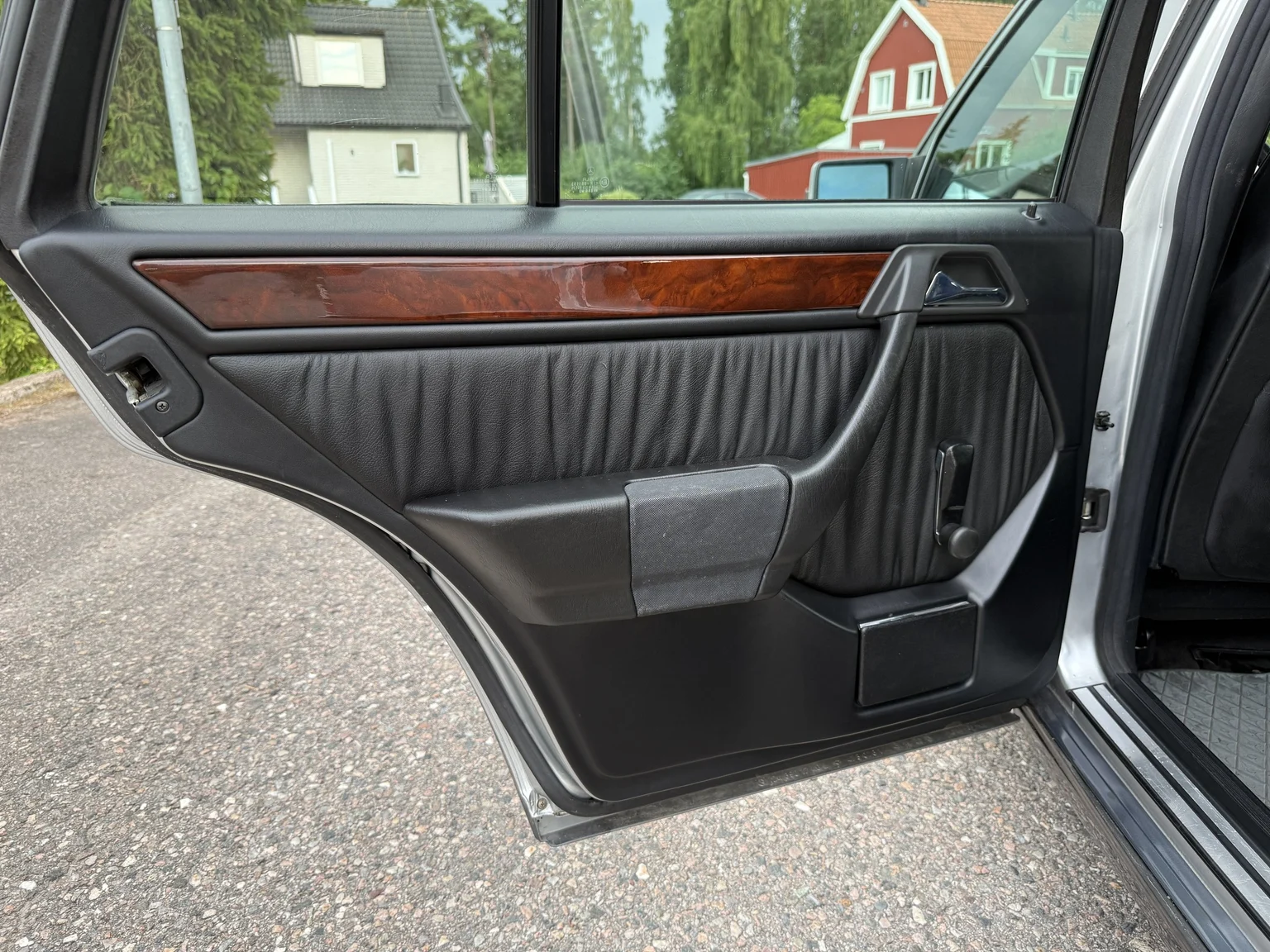 Interior image of 1994 Mercedes-Benz E 320 T (36)