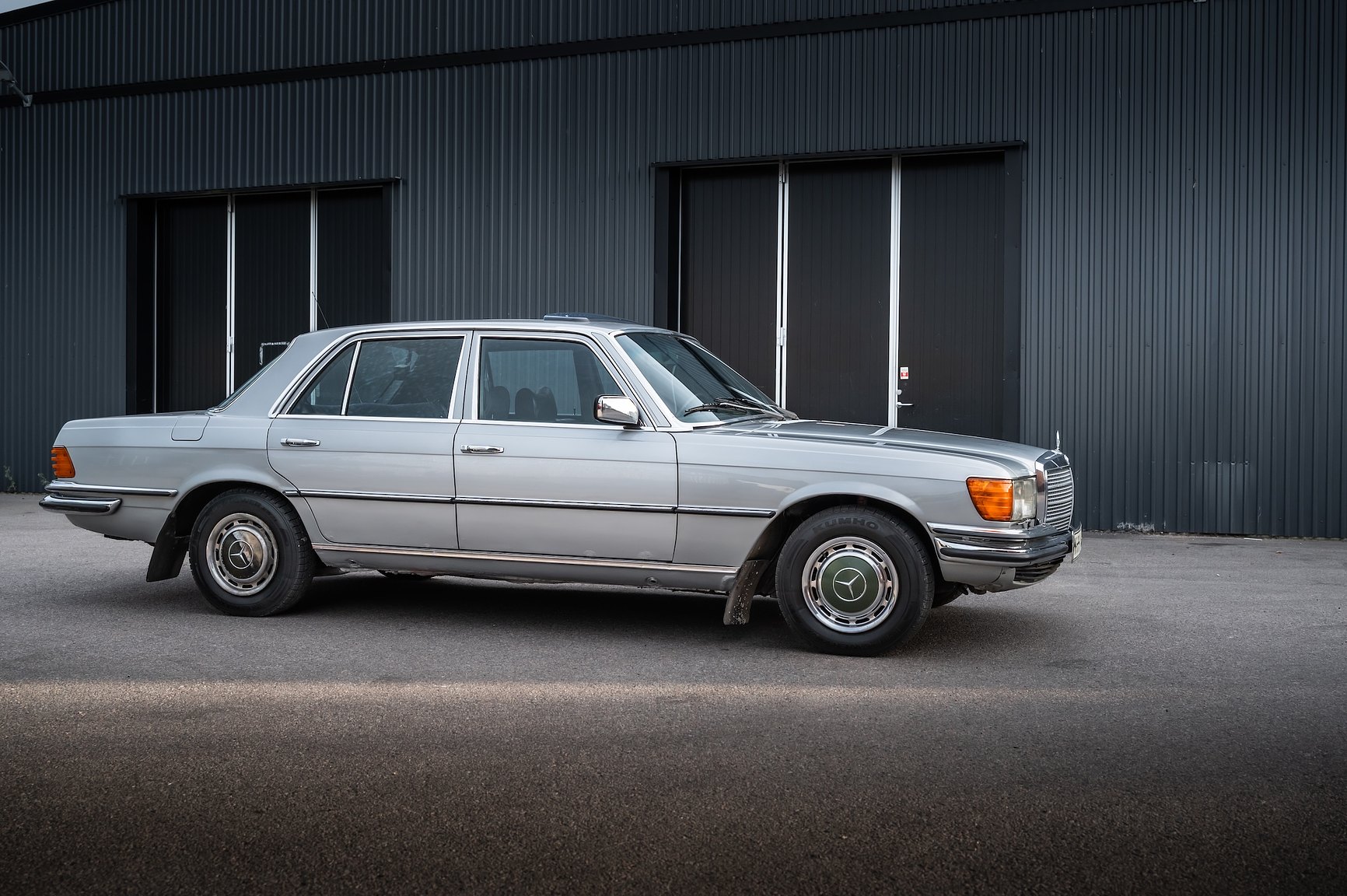Exterior image of 1975 Mercedes-Benz 280 SE 