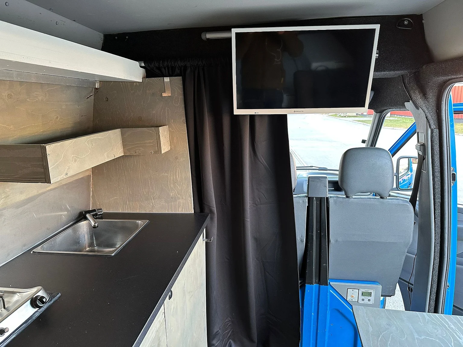 Interiörbild 2004 Mercedes-Benz Sprinter 4x4 Campervan/Overlander (14)