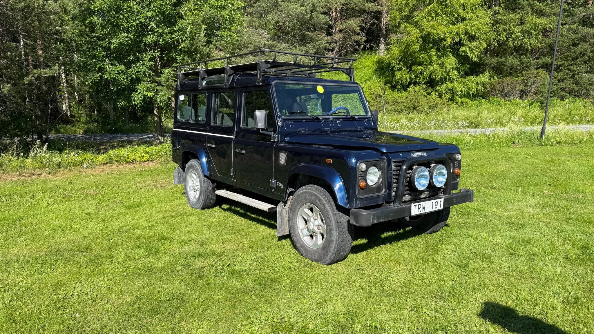Exterior image of 2002 Land Rover Defender 110 Kombi Td5 (1)