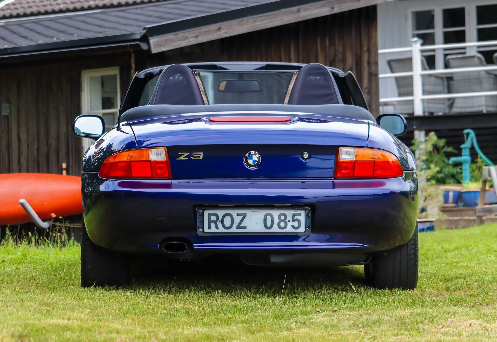 Exterior image of 1999 BMW Z3 1.9i