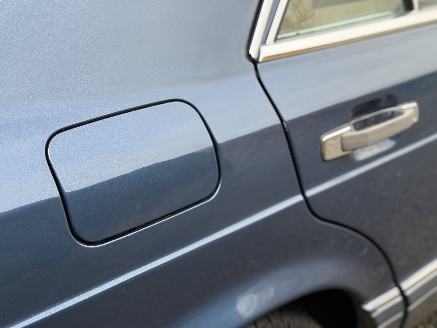 Exterior image of 1987 Mercedes-Benz 300 SE