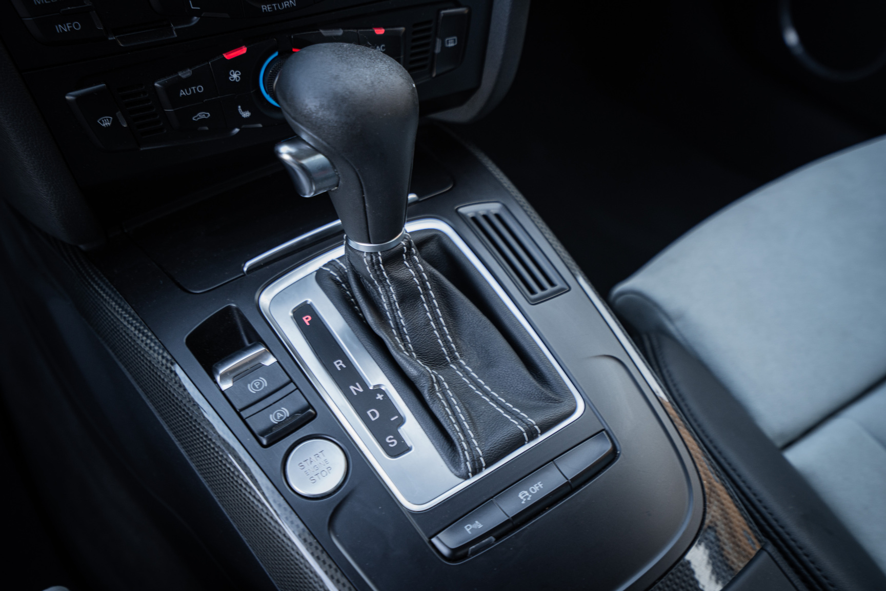 Innenraumfoto von 2011 Audi S4 (22)