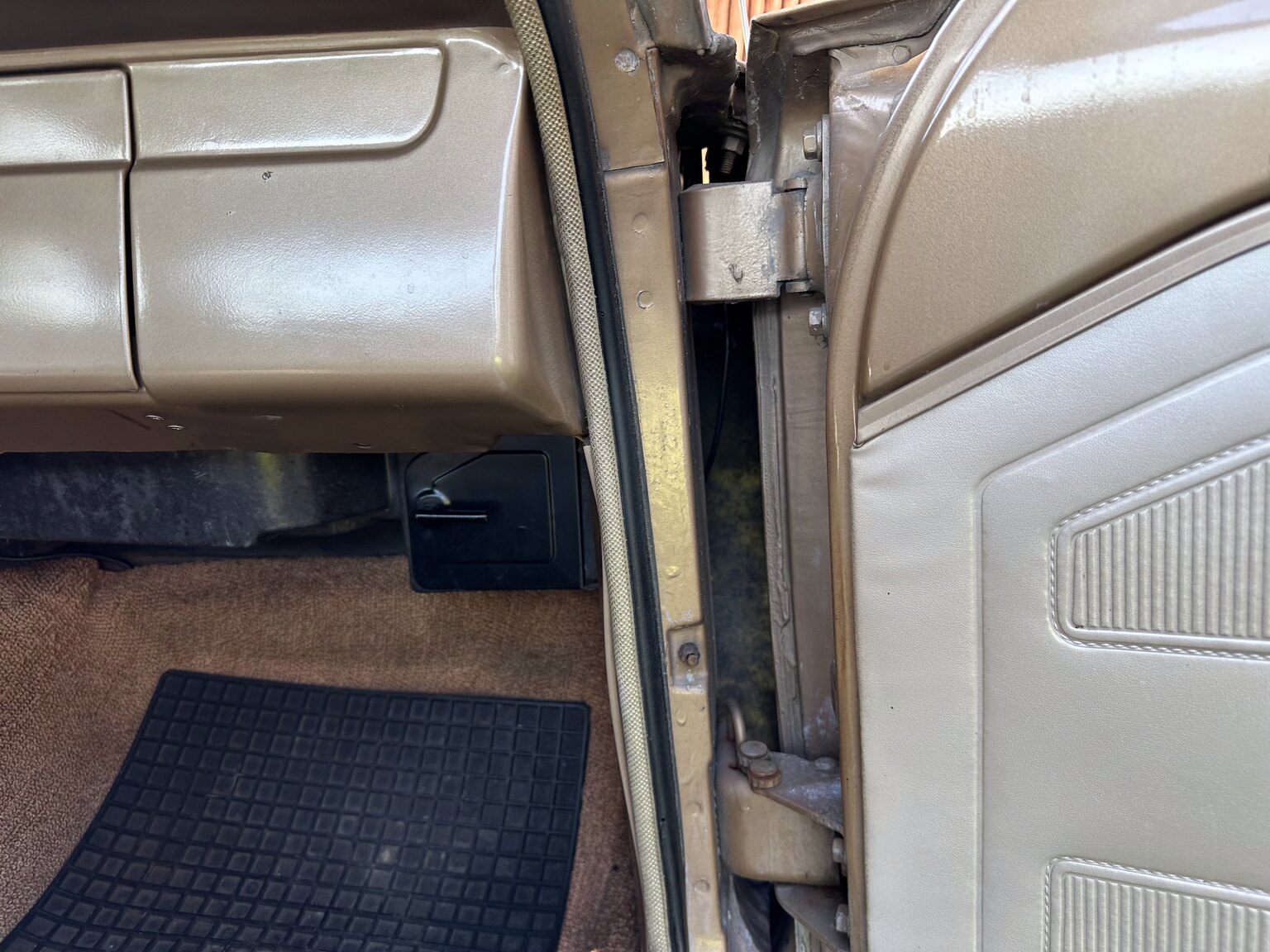 Interiörbild 1966 Plymouth Valiant 100 2-door Sedan