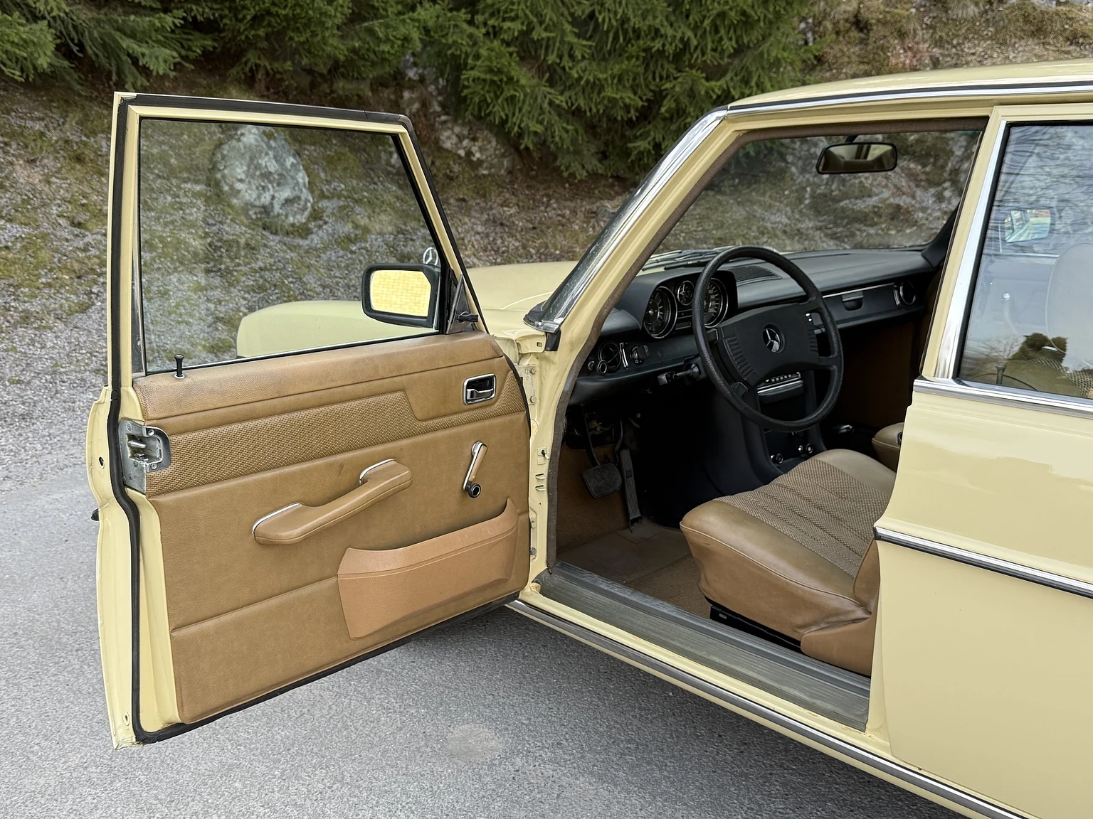 Interiörbild 1974 Mercedes-Benz 230 Automatic (1)