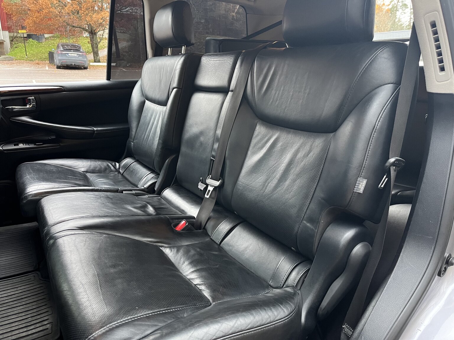 Innenraumfoto von 2011 Lexus LX570