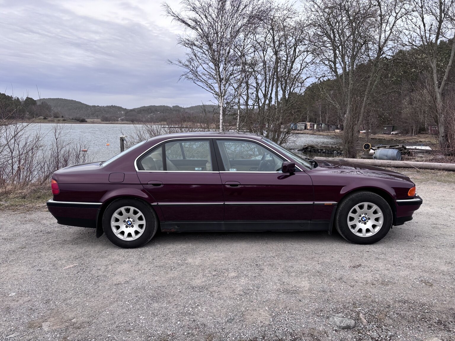 Exterior image of 1996 BMW 728iA