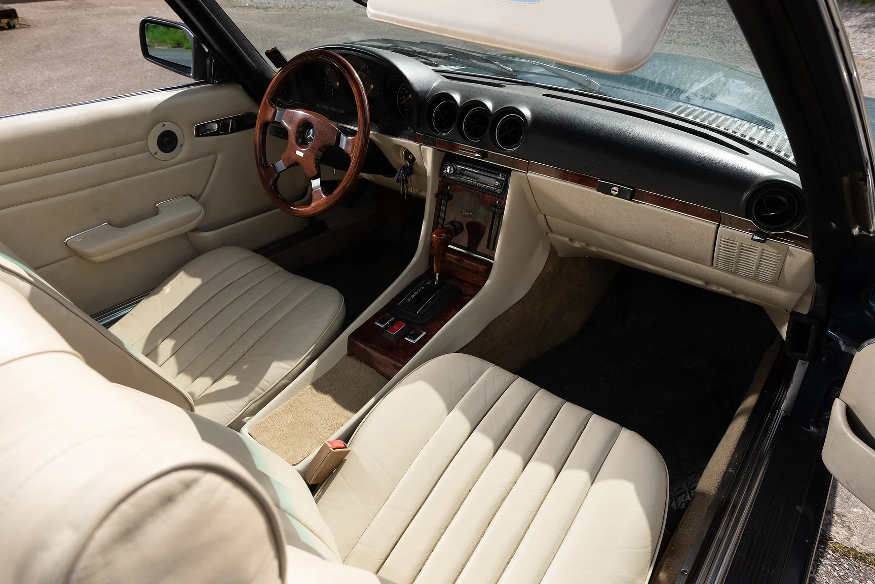 Innenraumfoto von 1975 Mercedes Benz 350 SL Cabriolet  (6)