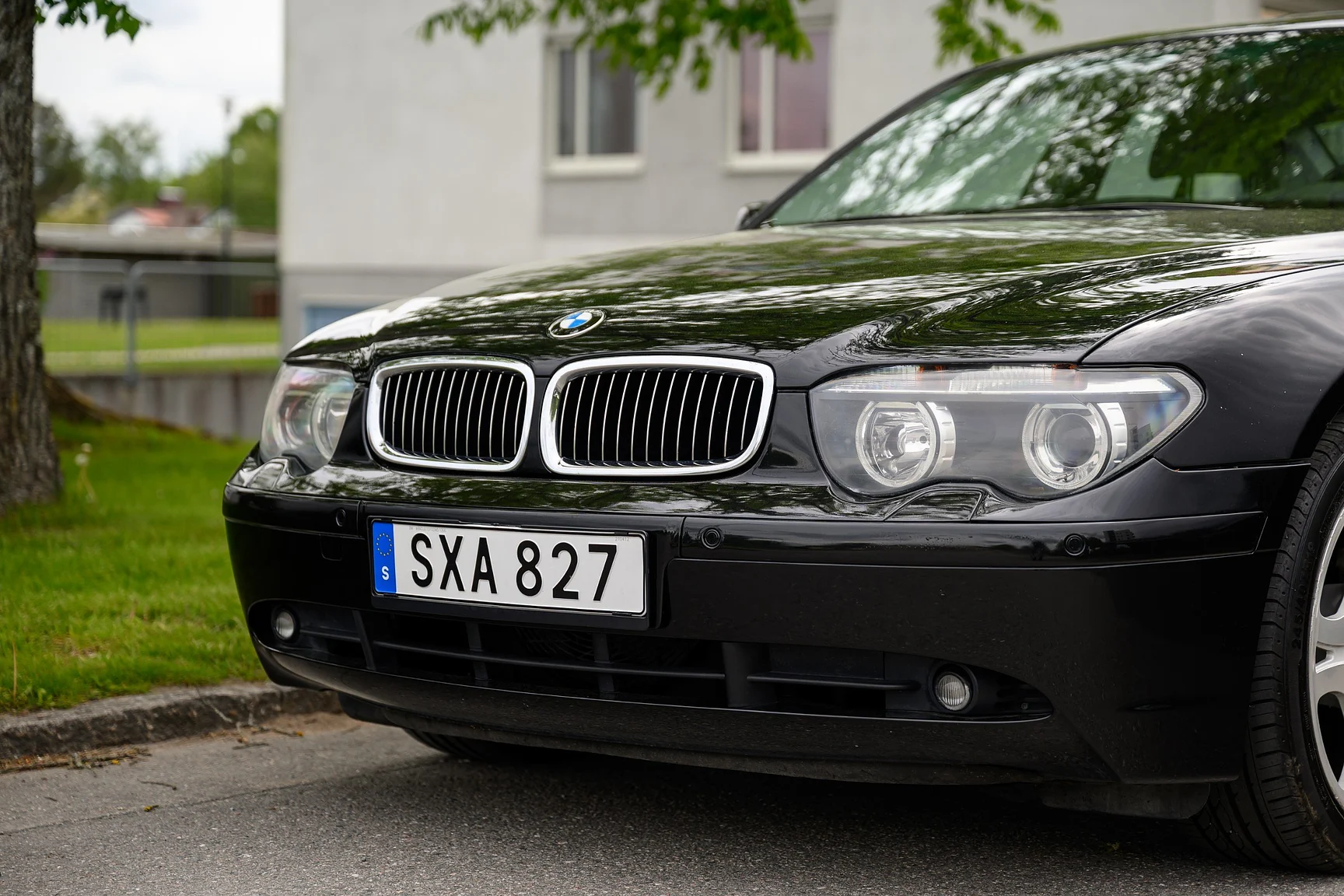 Exterior image of 2001 BMW 745i (2)