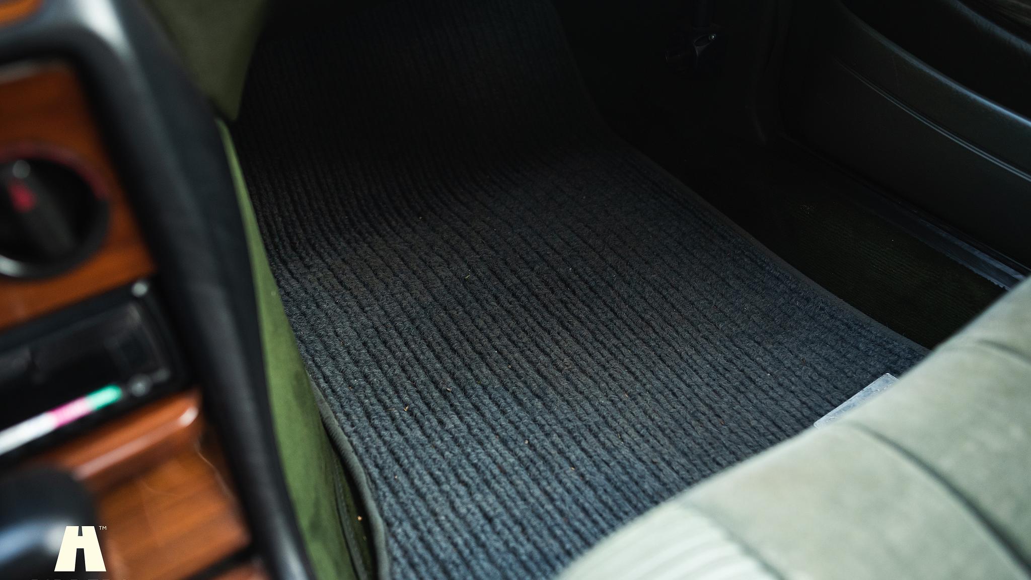 Interior image of 1985 Mercedes-Benz 200 Series 3  (34)