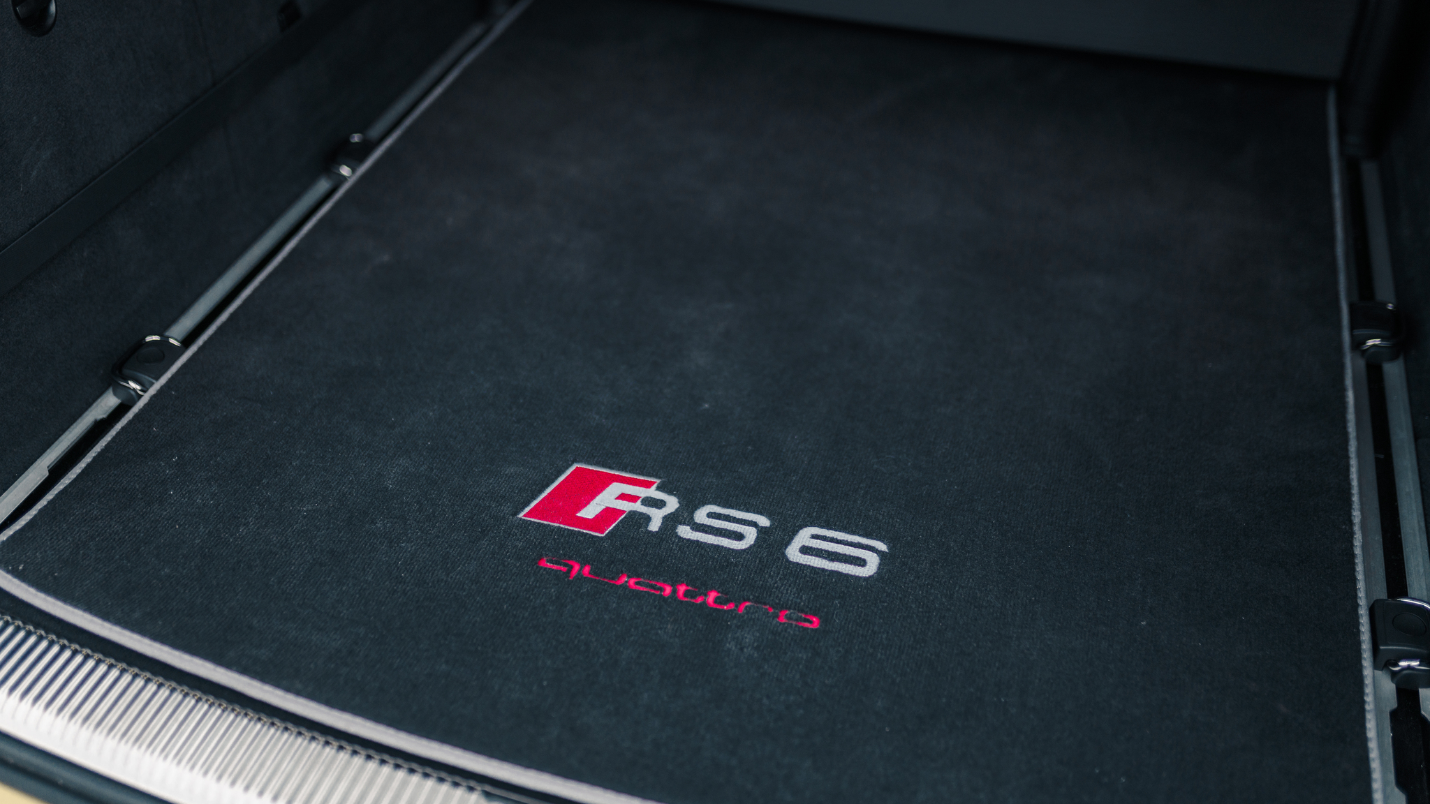 Innenraumfoto von 2016 Audi RS6 Avant Exclusive (34)