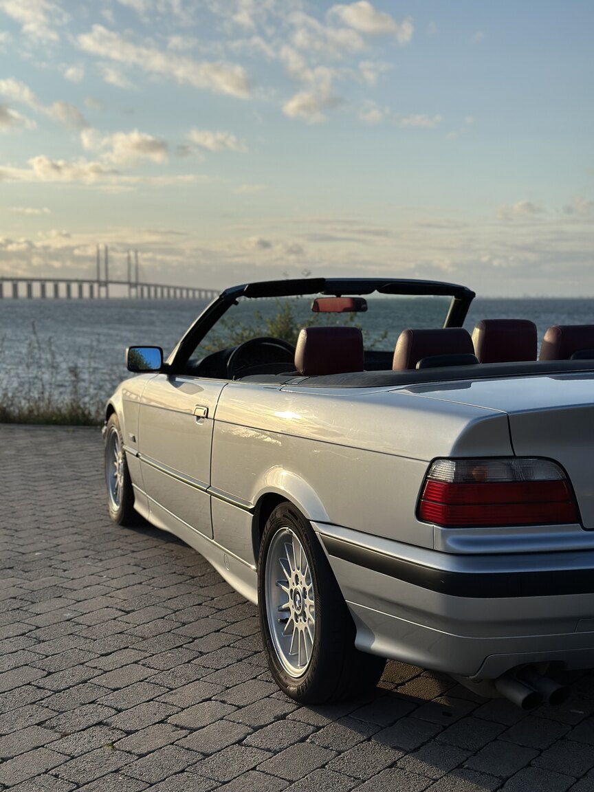 Exterior image of 1993 BMW 325i Convertible