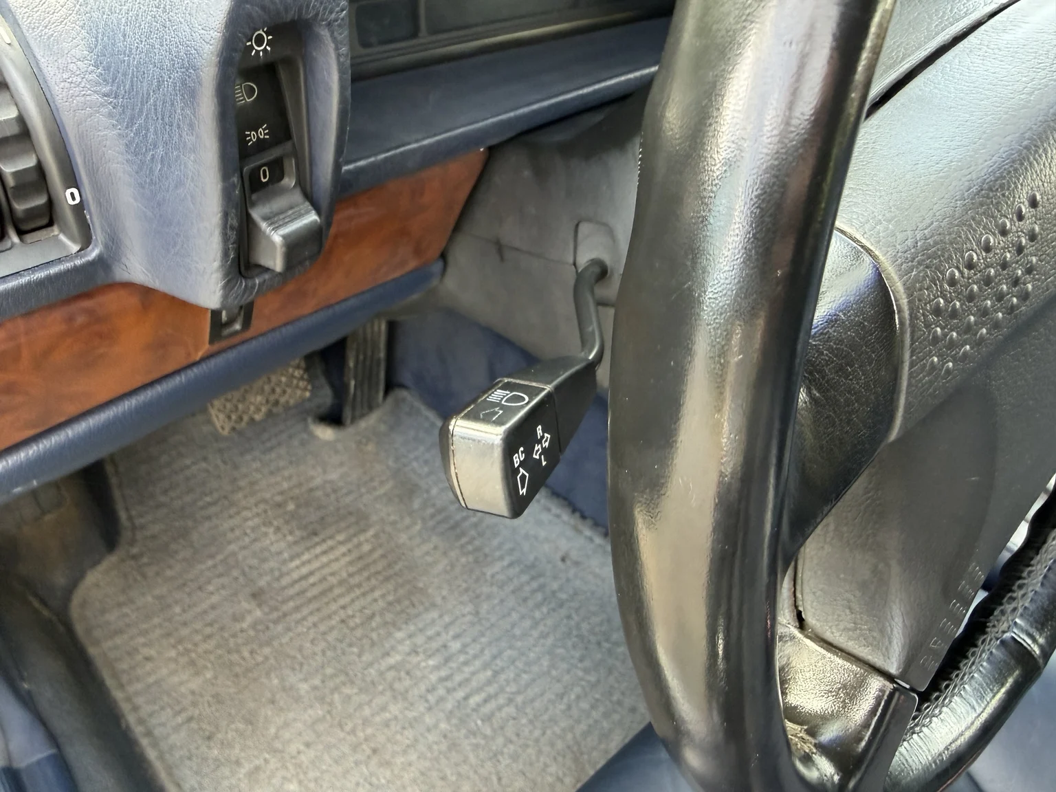 Interior image of 1990 BMW 750i (23)