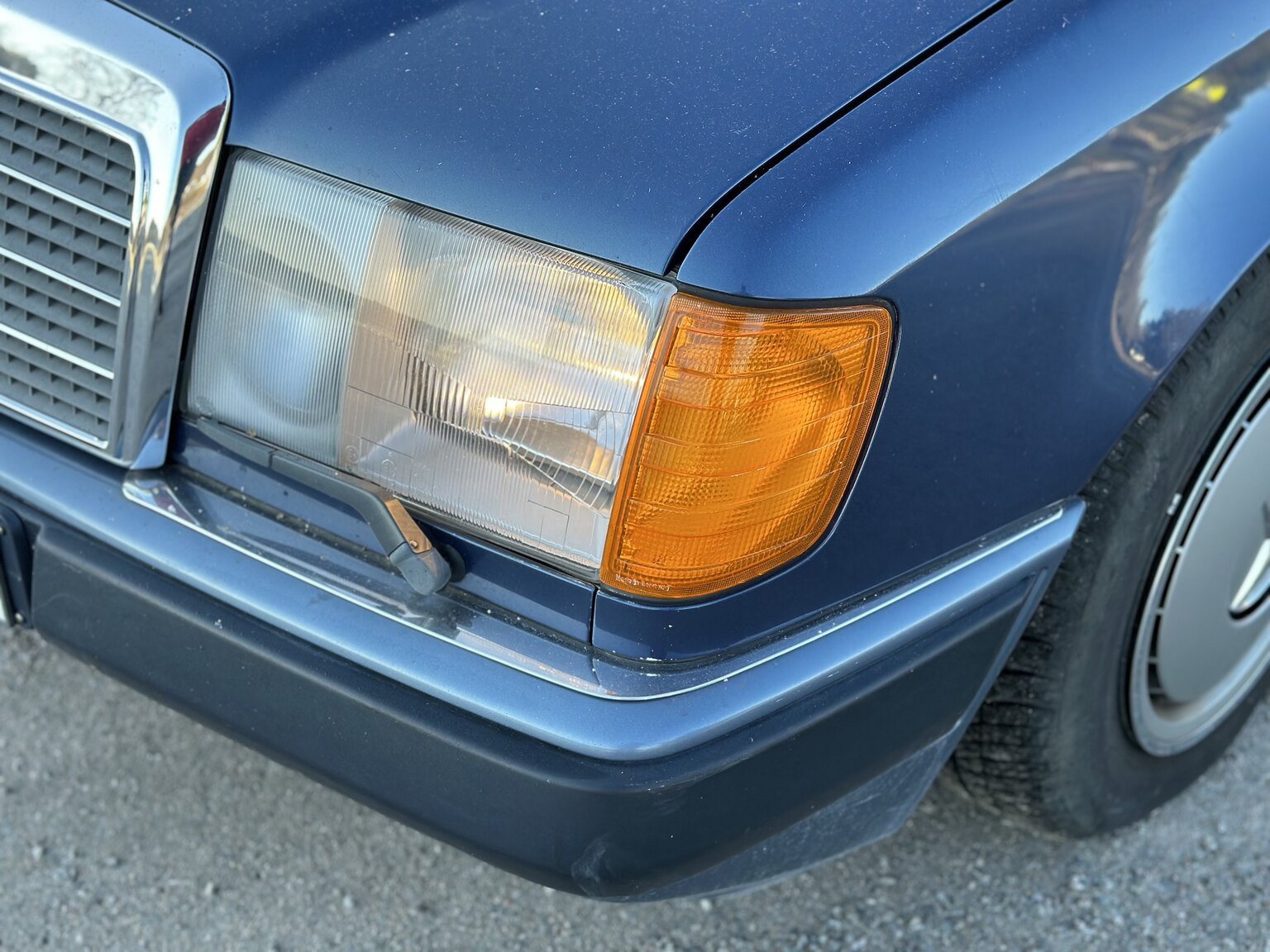 Exterior image of 1991 Mercedes-Benz 230 E 