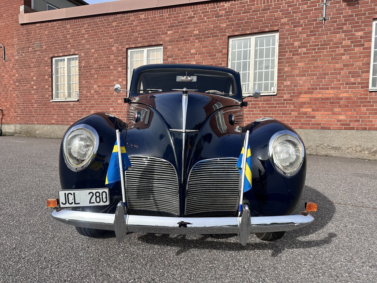 Exterior image of 1938 Lincoln Zephyr Sedan V12