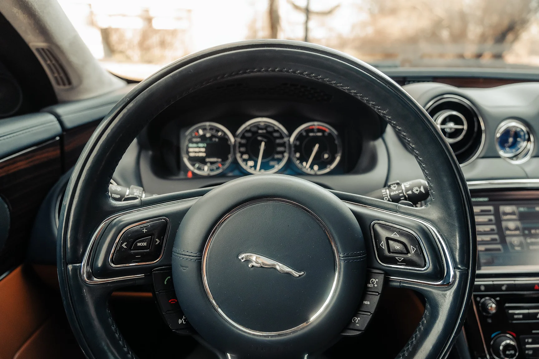 Interior image of 2012 Jaguar XJ (10)