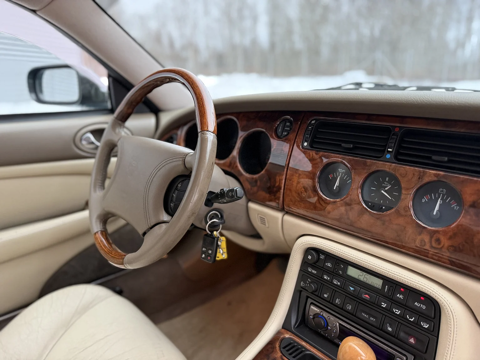 Innenraumfoto von 1997 Jaguar XK8 (44)