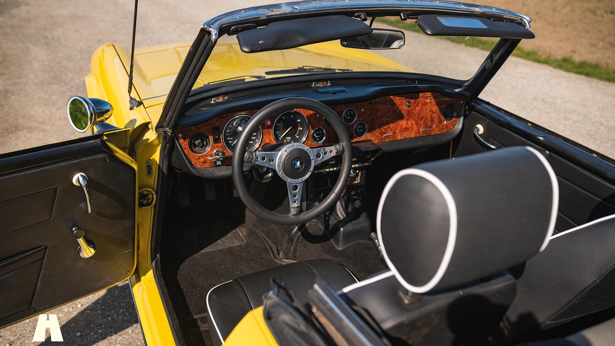 Interior image of 1974 Triumph TR6 (3)