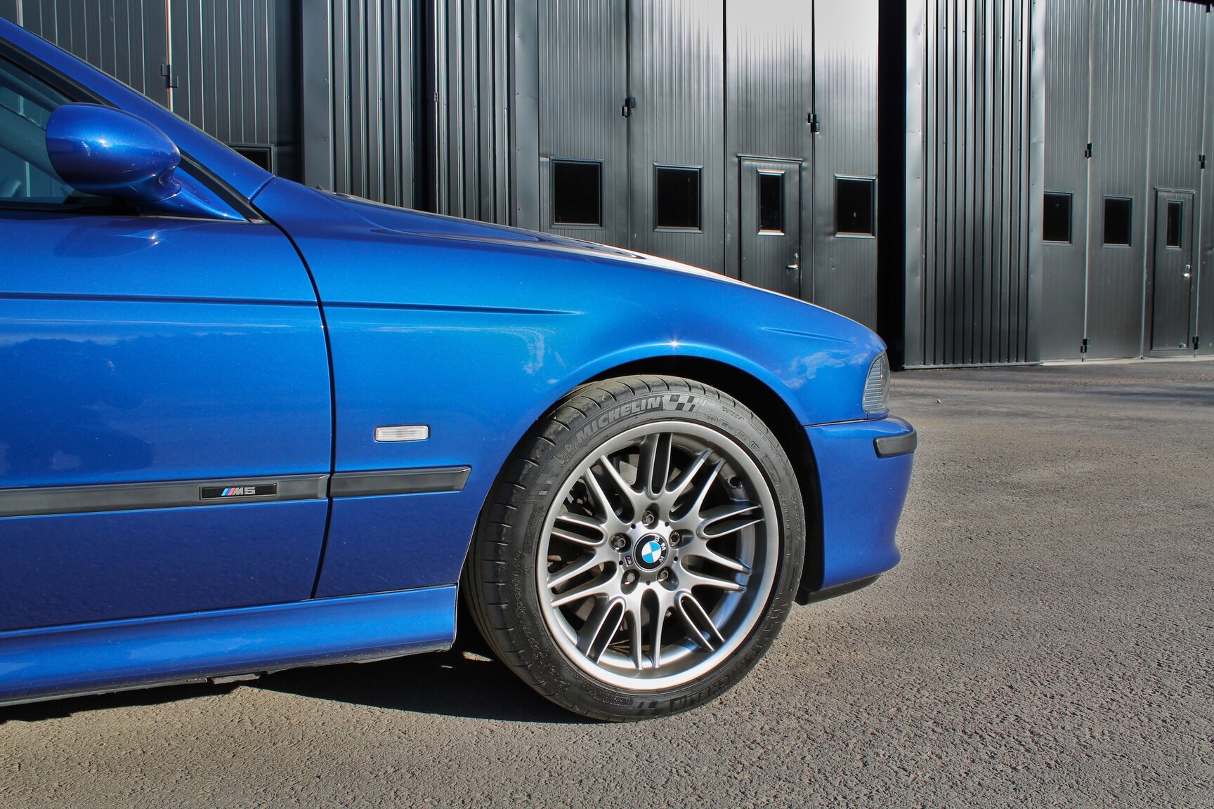 Exteriörbild på 2003 BMW M5