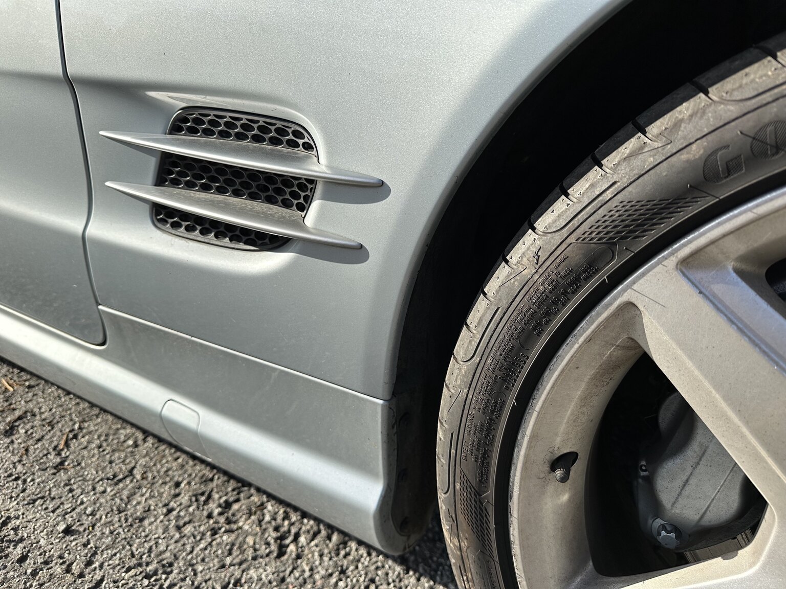 Exterior image of 2007 Mercedes-Benz SL500 AMG