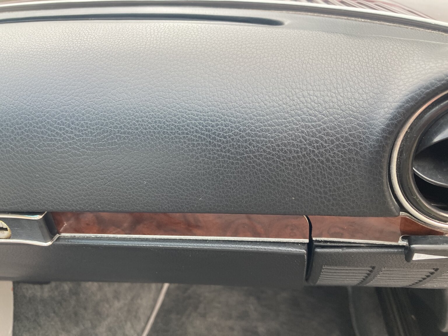 Interior image of 1973 Mercedes-Benz 450 SLC (49)