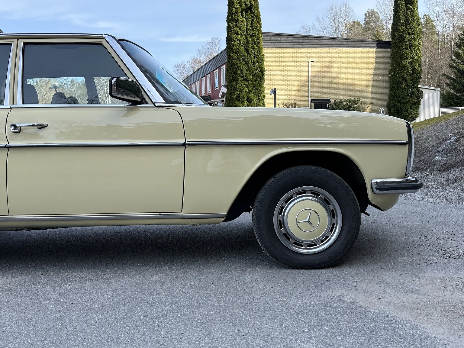 Exteriörbild på 1974 Mercedes-Benz 230 Automatic (50)