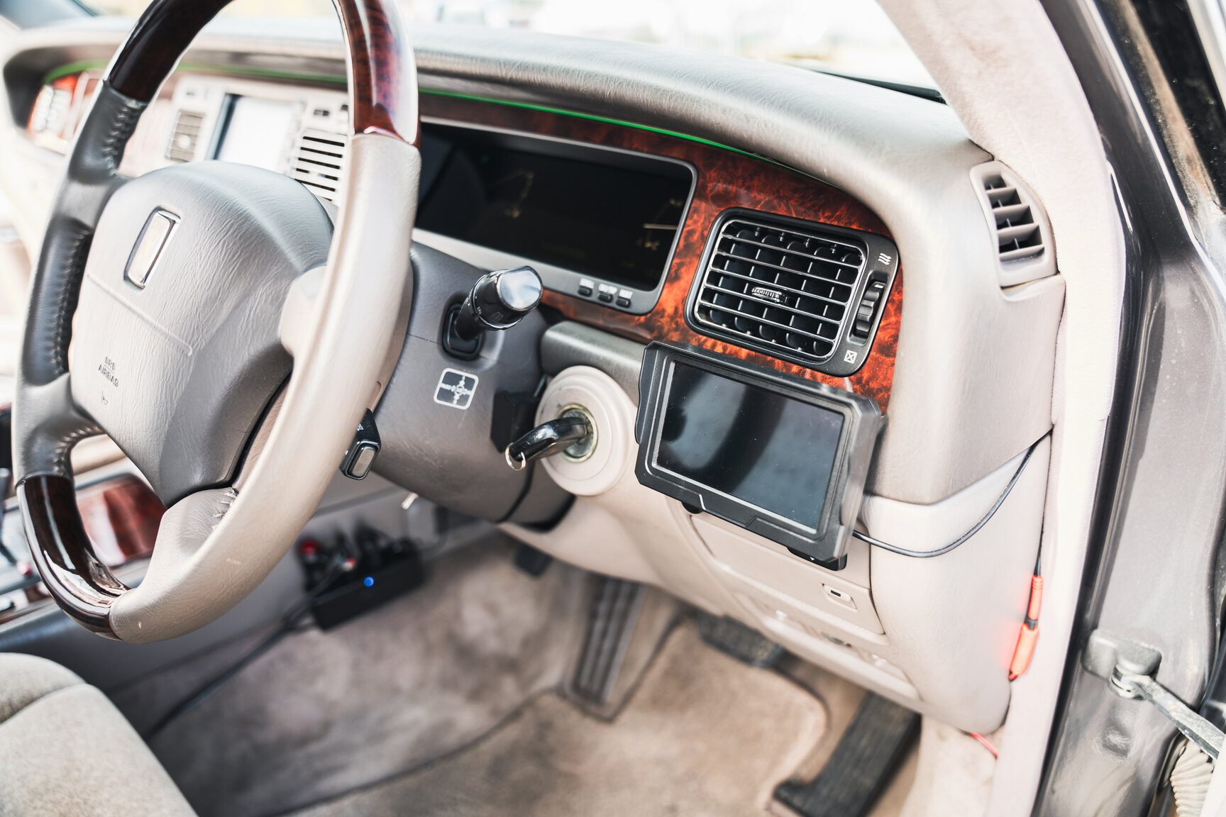 Innenraumfoto von 2000 Toyota Century