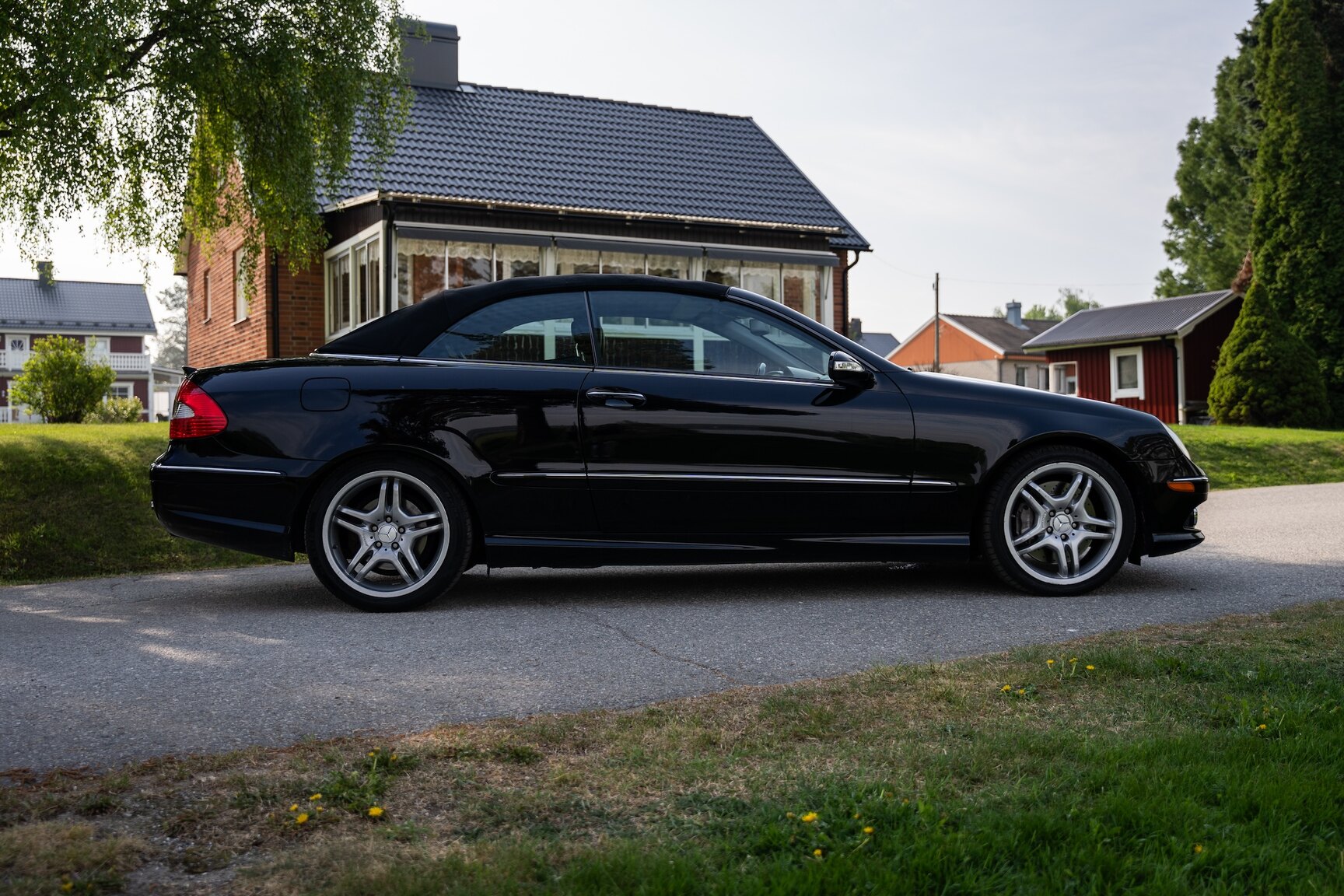 Exterior image of 2009 Mercedes-Benz CLK 550