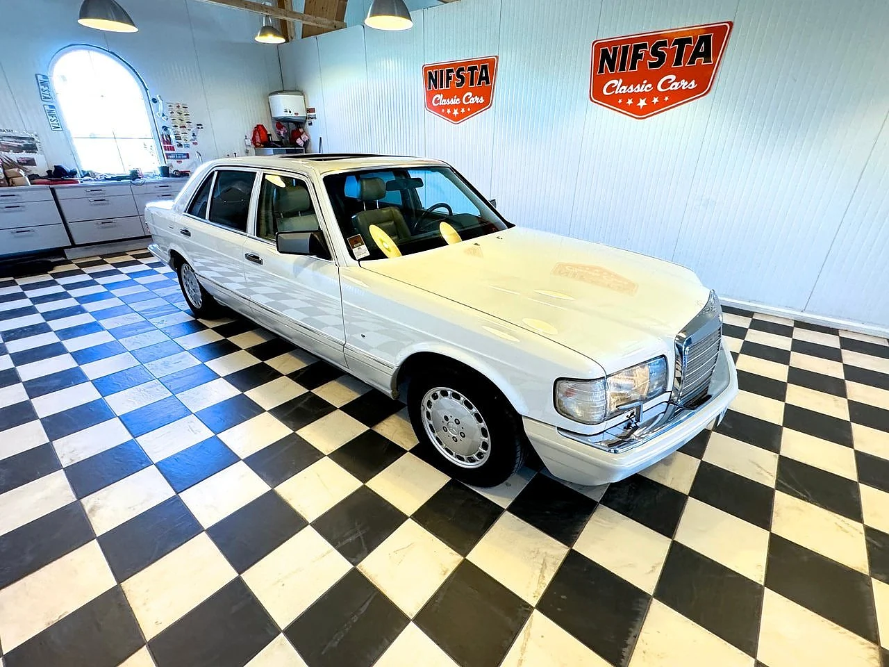 Bild von 1991 Mercedes-Benz S560 (27)