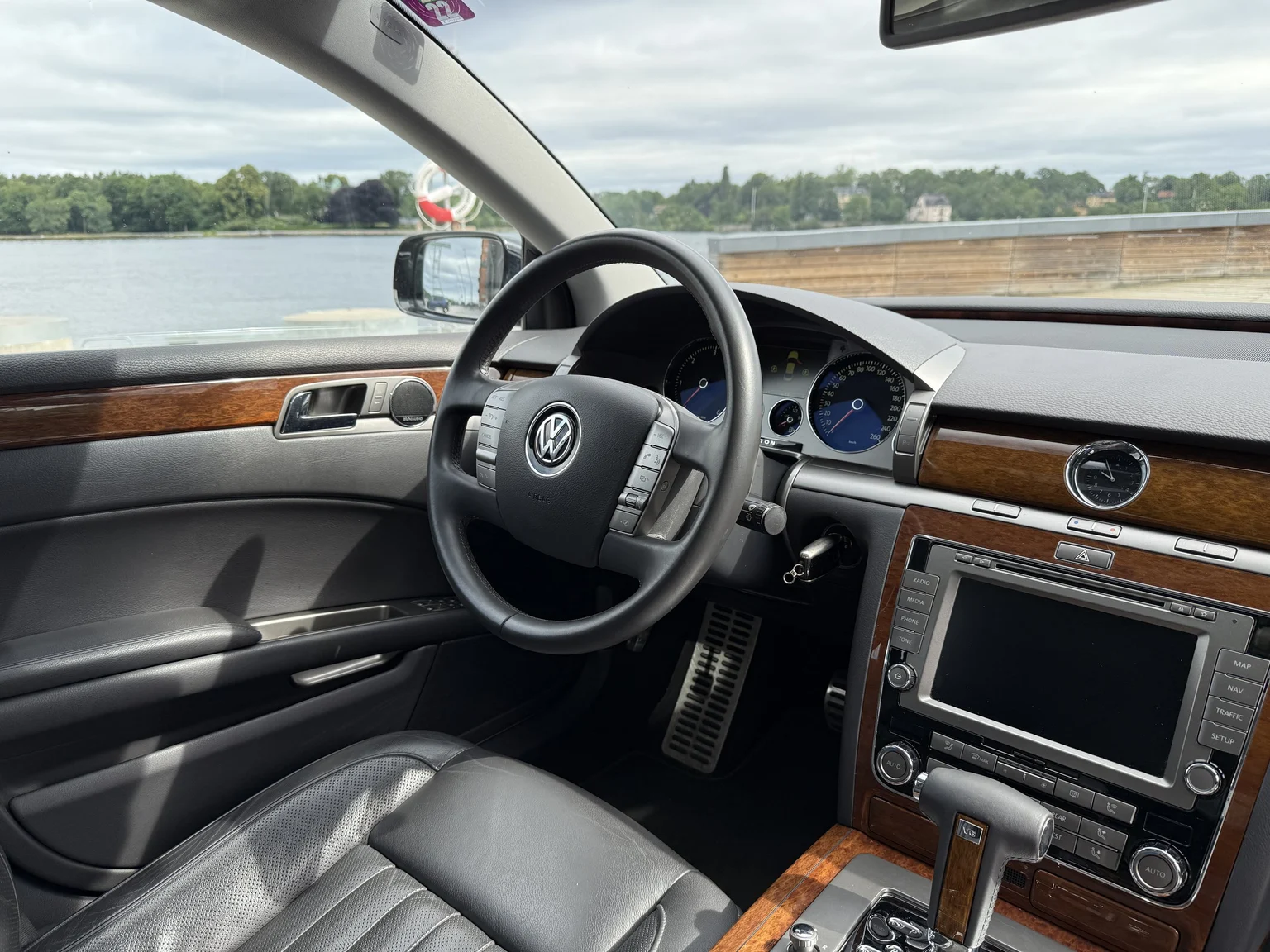 Interior image of 2013 Volkswagen Phaeton 3.0 TDI (80)
