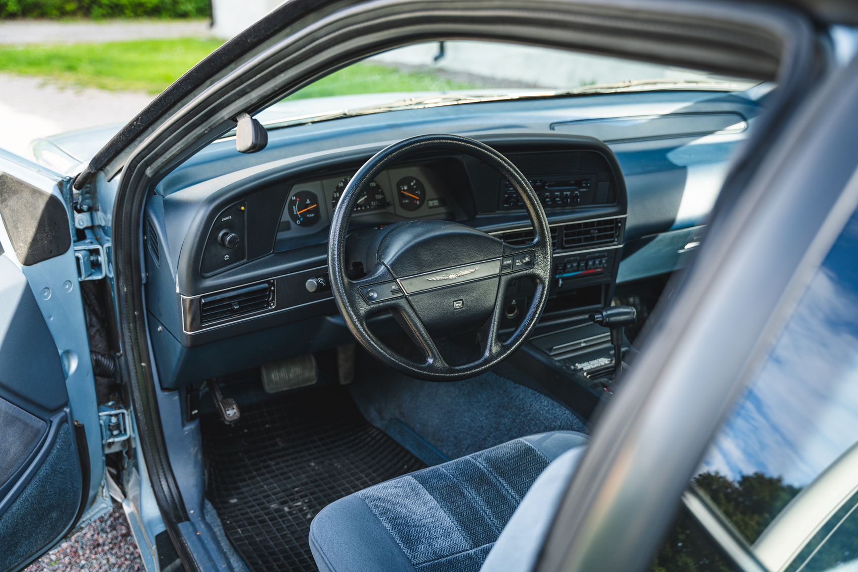 Interior image of 1991 Ford Thunderbird (2)
