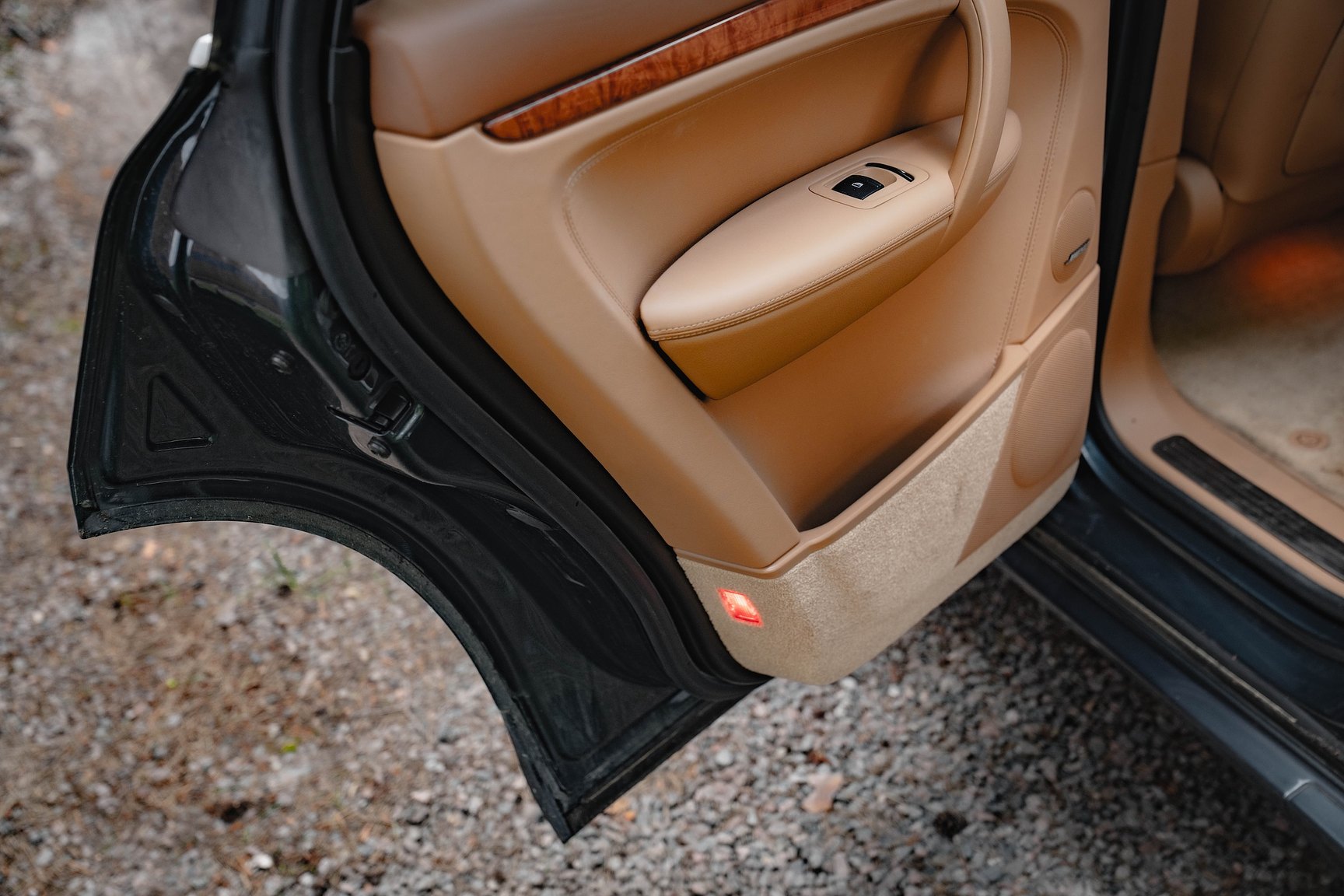 Interior image of 2005 Porsche Cayenne Turbo WLS