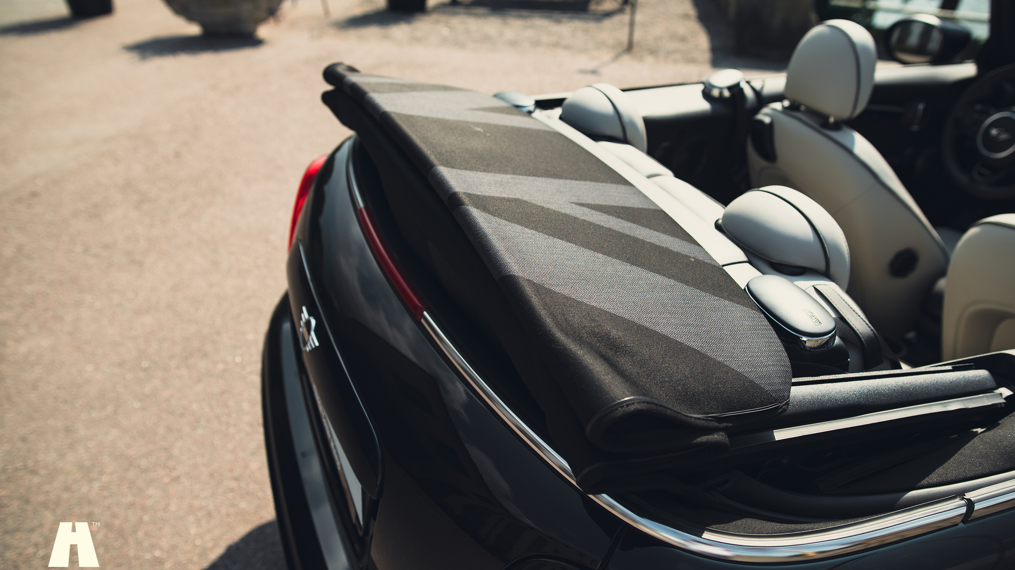 Exteriörbild på 2021 Mini John Cooper Works Cabriolet  (32)