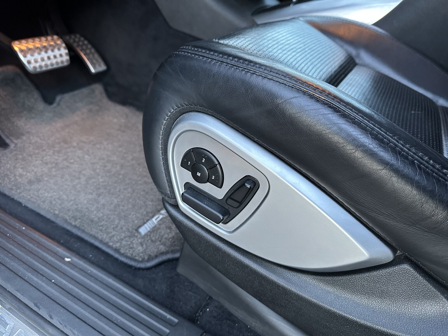 Interior image of 2007 Mercedes-Benz R63 AMG