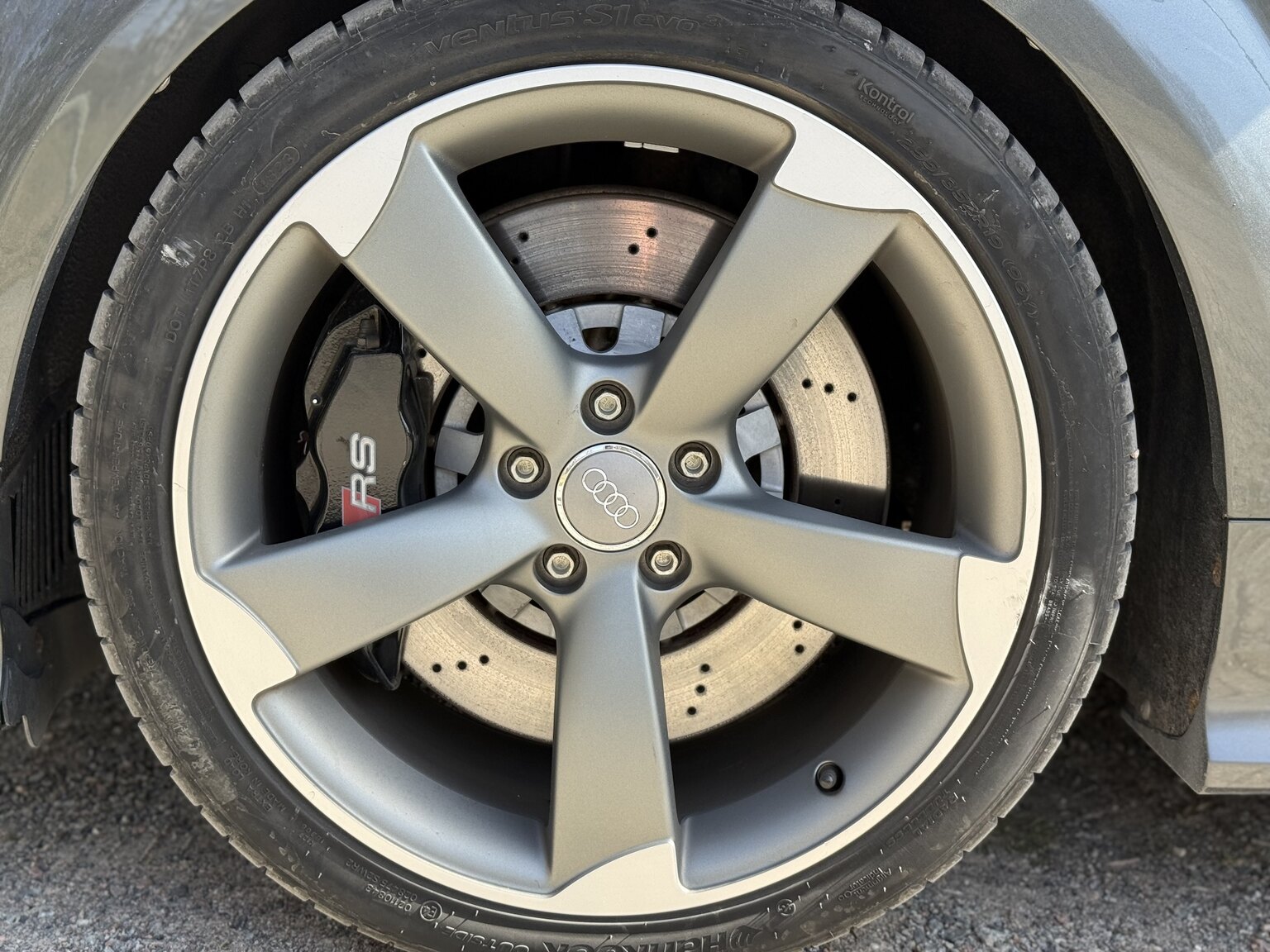 Exteriörbild på 2011 Audi TT RS Coupé